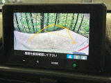 【バックカメラ】駐車時に後方がリアルタイム映像で確認できます。大型商業施設や立体駐車場での駐車時や、夜間のバック時に大活躍!運転スキルに関わらず、今や必須となった装備のひとつです!