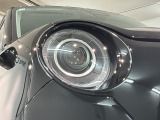 LEDヘッドライトは、点灯の瞬間から最大光量を発揮し、突然暗くなるトンネルなどでの安定感を高めます。