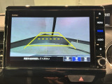 リバースギアに入れるだけで後方の表示へ切り替わります。夜間や雨の日の駐車も楽になりますよ。