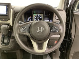 ハンドルにHondaセンシング系のクルーズコントロールやレーンキープアシストなどのスイッチと、オーディオの操作スイッチが装備されています。ハンドルから手を離さず安全に操作できます。