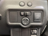 【電動格納ミラー】運転席のスイッチで、ドアミラーの開閉や角度の調整ができます。