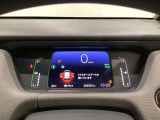 デジタル表示のスピードメーターとタコメーター、燃費やオドメーターなどの表示の他に、ホンダセンシング機能などの表示もできる多機能なマルチインフォメーション・ディスプレイです。