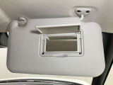 【運転席サンバイザー】鏡が付いているのでメイク直しなどにも便利★