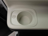 カップホルダーは運転席や助手席からちょうど手の届く位置です!!