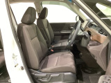 女性でも運転がしやすいように、シートの高さ調整機能(シートリフター)がついています。運転席と助手席の間が空いている為、助手席側への移動がスムーズです。交通量の多い道でも助手席側から乗り降りができます。
