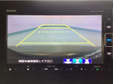 【バックカメラ】運転が苦手な方も車庫入れラクラクです!ギアをリバースに入れれば自動的に切り換わりますので、面倒な操作は不要です♪狭い駐車場もお車を傷つけず安心ですね!