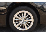純正のアルミホイールは高い剛性を持ち、スバル車の走行安定性に貢献します。