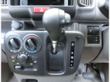 シフトレバーの位置がステアリングに近くて、運転しやすいインストシフトノブ。足元もスッキリです