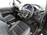 シンプルで使いやすいデザインの運転席です。