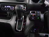インパネシフトだから視線の移動も少なく足元もスッキリ。運転席もゆったりしているのでゆとりを持ってドライブできますね。
