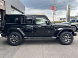 【ホイールアーチ】台形ホイールアーチはJeep伝統のデザインです。採用している理由は諸説ありますが、オフロードを走行する際にタイヤとボディが干渉しあわないよう配慮した作りにするためとなります。
