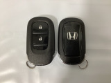スマートキーを装備しています。鍵を差し込むことなくドアロックの開け閉めと、スタートボタン操作でのエンジンスタートができます。スペアキーも同じものを用意しております。