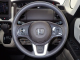 ハンドル左側にはオーディオ操作が出来るオーディオリモートコントロールスイッチ、右側にはHonda SENSINGとオートクルーズコントロールのスイッチを装備!
