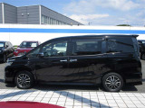 車両の乗降りがしやすい低いステップに、アシストグリップも持ちやすい位置に!