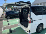 ☆バックドアを大きく開くと大きい荷物の出し入れができますね♪