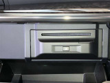 グローブボックス内にCD/DVDの再生ができるデッキが付いています。お好きな音楽を聴いたりDVDを見たり出来るので快適にドライブを楽しむことが出来ますよ!!