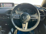 人間工学を駆使して設計された運転席は、ハンドルから手が届きやすい位置にスイッチ類が配置され、ロングドライブなども快適に楽しめます。