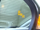 【ブラインドスポットモニター】走行中、ドアミラーの死角になりやすい箇所に後続車が接近するとサイドミラーのレンズに警告を表示!ドライバーに注意喚起をしてくれます。