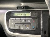 【オートエアコン】一度お好みの温度に設定すれば、車内の温度を検知し風量や温度を自動で調整。暑い&hellip;寒い&hellip;と何度もスイッチ操作をする必要はありません。快適な車内空間には必須の機能ですね♪