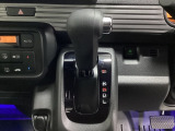 CVT車のセレクトレバーです。低速から高速まで、変速ショックのないスムーズな走りを実現するとともに、エンジン効率のよい領域を維持することで燃費にも貢献します。