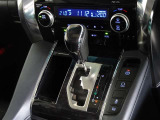 電動パーキングブレーキ・ブレーキホールドを装備してます。ホールド機能は信号待ちが多い一般道で疲労軽減になり、大好評です!
