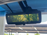 【アドバンスドルームミラー】後席の大きな荷物や同乗者で後方が確認しづらい時でも安心!カメラが撮影した車両後方の映像をルームミラー内に表示。クリアな視界で状況の確認が可能です!