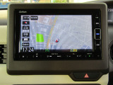 純正7インチメモリーナビ(VXM-214VFi)を装着しております。AM、FM、CD、DVD再生、Bluetooth、音楽録音再生、フルセグTVがご使用いただけます。初めて訪れた場所でも安心ですね!