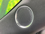 【BOSEサウンドシステム】メーカーオプションの高品位サウンドシステムを搭載。専用のチューニングが施された大小様々なスピーカーから良質なサウンドが奏でられ、臨場感あふれる音響空間を演出します。