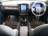 コンパクトなC40でも上級車種と同様に、縦長式の大型タッチパネルを主体としたインテリア スマートフォン感覚でナビゲーションやオーディオなどを操作できます