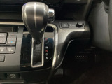 CVT車のセレクトレバーです。低速から高速まで、変速ショックのないスムーズな走りを実現するとともに、エンジン効率のよい領域を維持することで燃費にも貢献します。