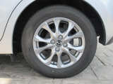 標準装備の純正15インチアルミホイール。タイヤサイズは185/65R15です。