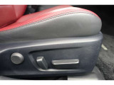 運転席にはパワーシートが付いております。パワーシートは指先1つで操作出来るためチカラの弱い女性の方でもシートに座ったまま操作出来ます♪
