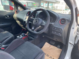 運転席まわりです。実際に座ってみて、乗り心地を体験してみてください,視界も良好です