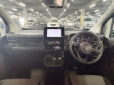 運転席の画像です。足元やシートまわりに余裕があり、リラックスした姿勢で運転が可能です。視界も良好で操作系へのアクセスもしやすく、快適で安心感のあるドライブをサポートします。
