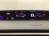 デジタル表示のスピードメーターとタコメーターを大きく配した見やすいメーター部になっています。左側のインフォメーション画面でオドメーターや燃費などの情報を確認できます。