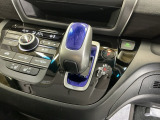 シンプルでスマートな操作のシフトレバーです