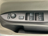 運転席のスイッチで全てのウィンドウの開閉操作を行うことができます。ロックボタンをONにしておくと、運転席以外のウィンドウは作動しないのでお子様を乗せているときなども安心ですね♪