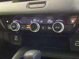 【オートエアコン】一度お好みの温度に設定すれば、車内の温度を検知し風量や温度を自動で調整。暑い&hellip;寒い&hellip;と何度もスイッチ操作をする必要はありません。快適な車内空間には必須の機能ですね♪
