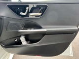 メモリー付パワーシートが装備されている車両は、シートの位置・ドアミラーの角度・ハンドルの位置を3名まで記憶出来ます。