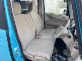 運転席まわりには十分なスペースがあり、大柄な方でもゆったり運転していただける環境です。