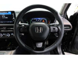 運転中もハンドルでの操作が可能です。特に高速道路等の目が離せない運転時には、便利さだけでなく、安全性も兼ね備えております。
