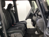 女性でも運転がしやすいように、シートの高さ調整機能(シートリフター)がついています。運転席と助手席の間が空いている為、助手席側への移動がスムーズです。交通量の多い道でも助手席側から乗り降りができます。