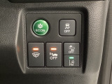 Hondaセンシング用の、VSA(ABS+TCS+横滑り抑制)解除と路外逸脱抑制機能のオンオフスイッチなどはハンドルの右側に装備しています。燃費に役立つECONボタンもここです。
