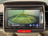 リバースギアに入れるだけで後方の表示へ切り替わります。夜間や雨の日の駐車も楽になりますよ。
