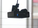 この車にはリアにもドライブレコーダーを装備しております◆映像・音声などを記録する自動車用の装置です。 もしもの事故の際の記録はもちろん、旅行の際の思い出としてドライブの映像を楽しむことができます。