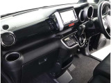 ゆとりある広々とした車内空間は、ドライブを始め買い物やレジャーなど、幅広く活躍します。一人でもみんなとでもお出かけを楽しみましょう!