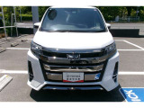 正面からの写真です。力強い意匠のバンパーです。格好良さも併せ持つお車です。