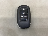 スマートキーを装備しています。鍵を差し込むことなくドアロックの開け閉めと、スタートボタン操作でのエンジンスタートができます。ボタン操作でトランクが開けられる電動テールゲートのボタンもついています。
