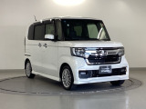 狭い駐車場でも、スライドドアならチャイルドシートへのお子さまの乗降や荷物の積載もスムーズ。とても便利な【両側電動スライドドア】ドアハンドを少し引くだけでリアドアが自動開閉します。