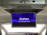 【後席用プルダウンモニター】後ろに乗車している人を飽きさせません♪ テレビやDVDビデオを見ながら楽しいドライブを♪使わない時は格納できますので、ジャマになる事もありません♪